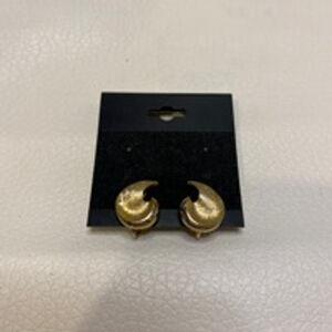 Vintage Gold Tone Clip On Women's Earrings